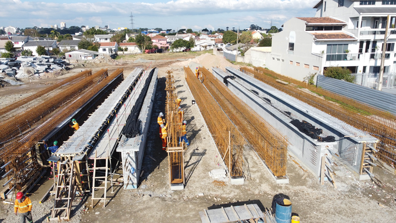 Viaduto Curitiba-Pinhais avança com produção de vigas longarinas de 610 toneladas e melhorias viárias
