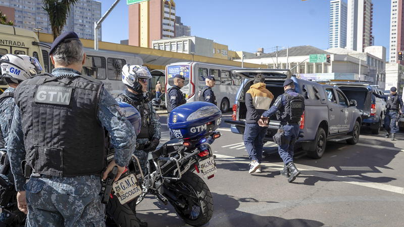 Operação integrada da Prefeitura de Curitiba fiscaliza hotéis no Centro. Quatros pessoas são detidas