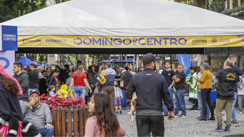 Domingo no Centro de julho traz brincadeiras, teatro de bonecos e serviços para o calçadão da Rua XV