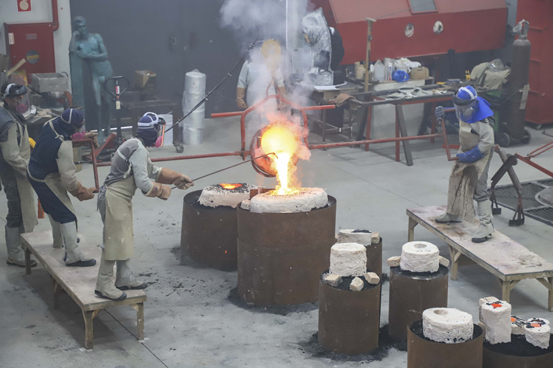 Bronze derretido no Memorial Paranista dá forma à escultura de Paulo Leminski