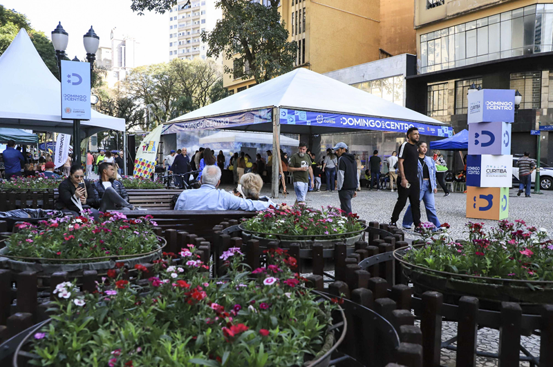 População aproveitou a programação do Domingo no Centro em dia de sol em Curitiba