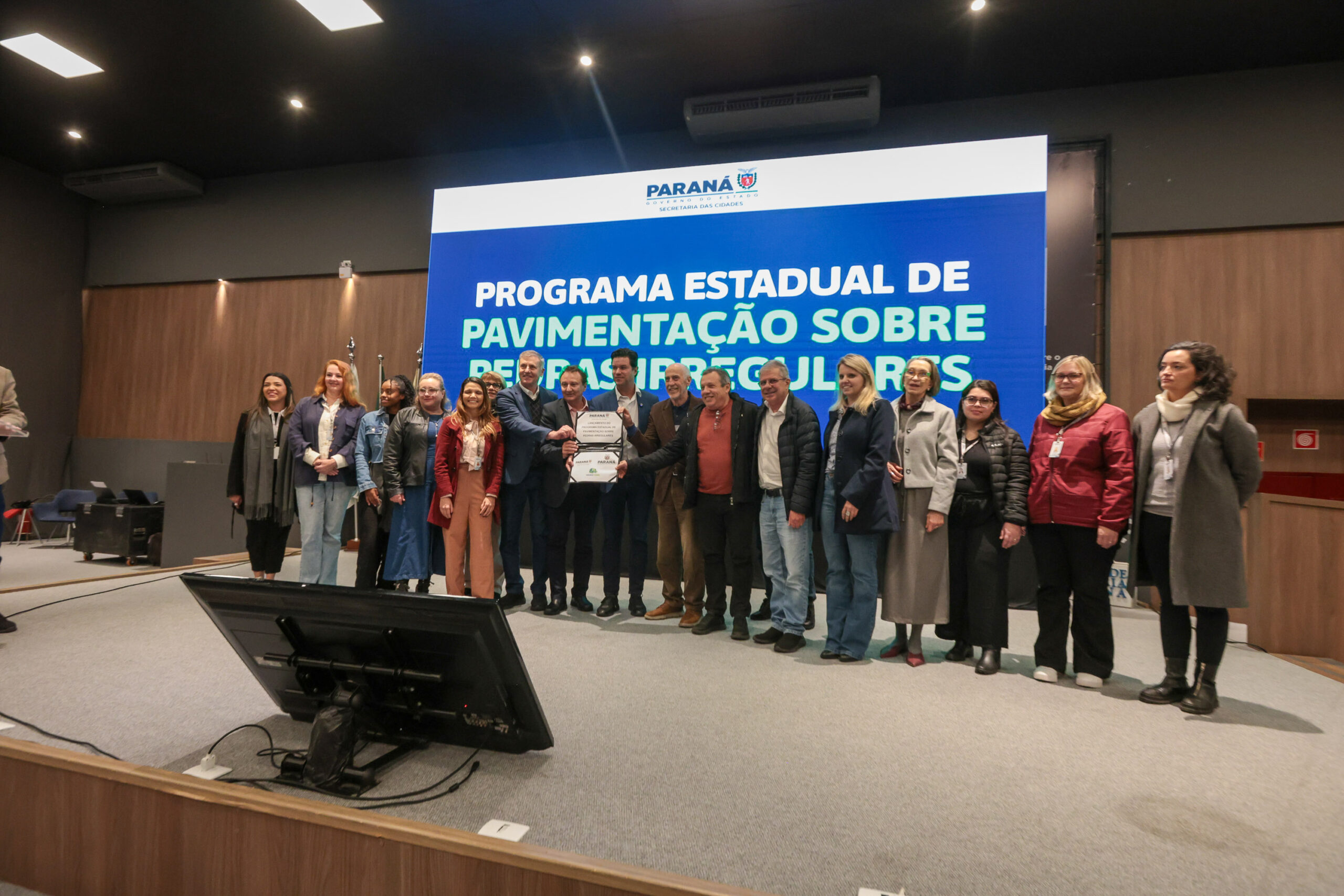 Estado investirá R$ 977 milhões em programa de pavimentação em ruas com pedras irregulares