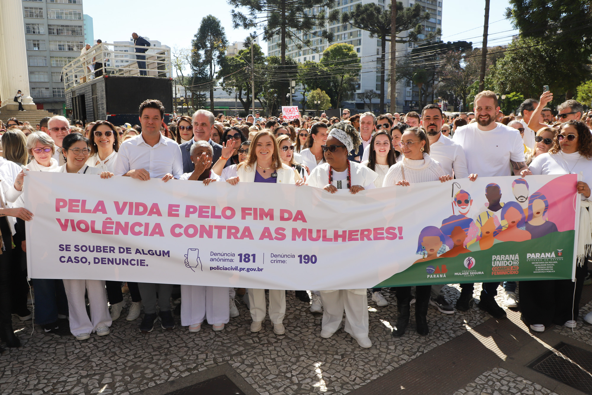 Caminhada contra o feminicídio reúne 2 mil pessoas em Curitiba: ato acontece em 181 cidades
