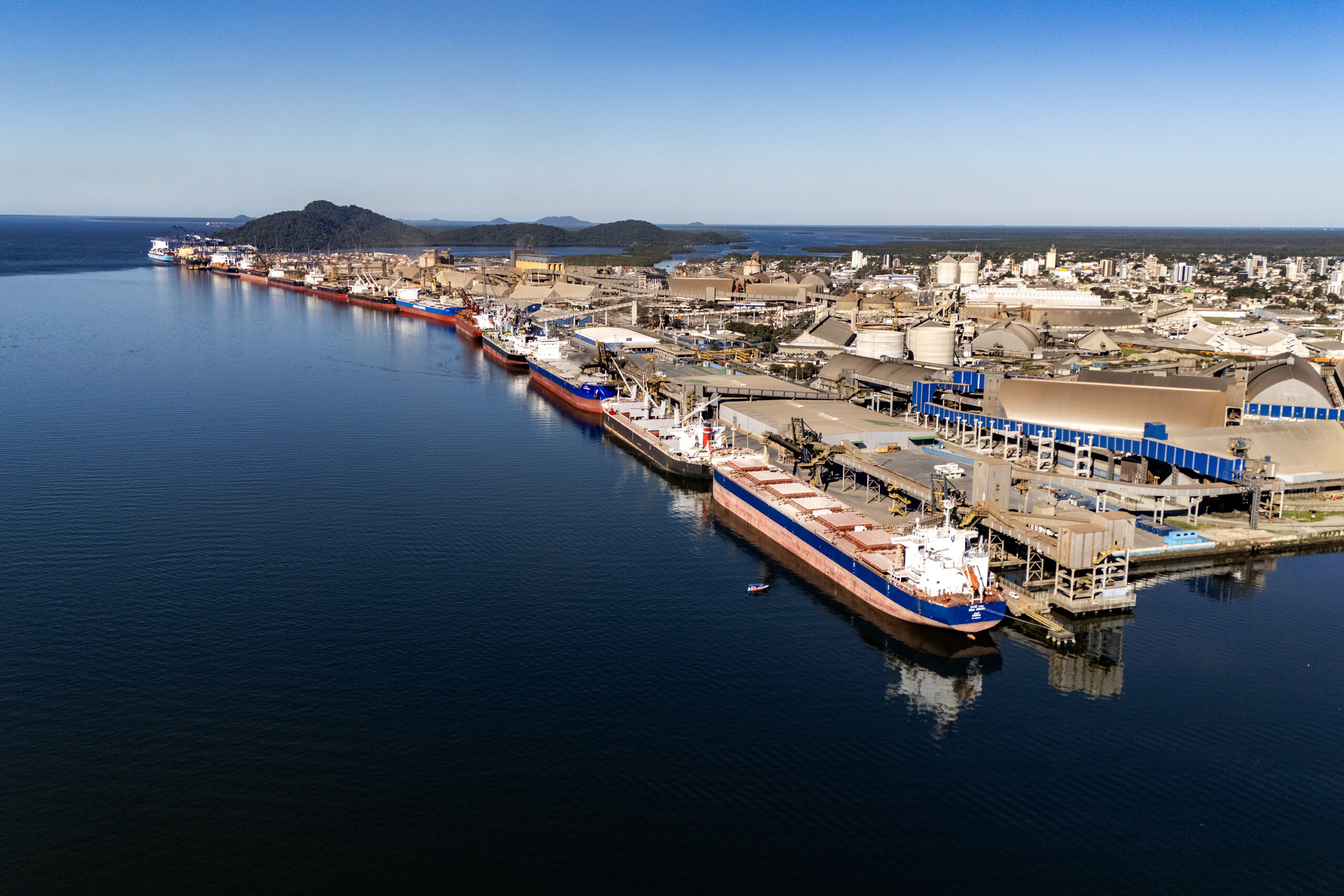 Portos do Paraná bate recorde de movimentação de cargas no 1º semestre de 2025