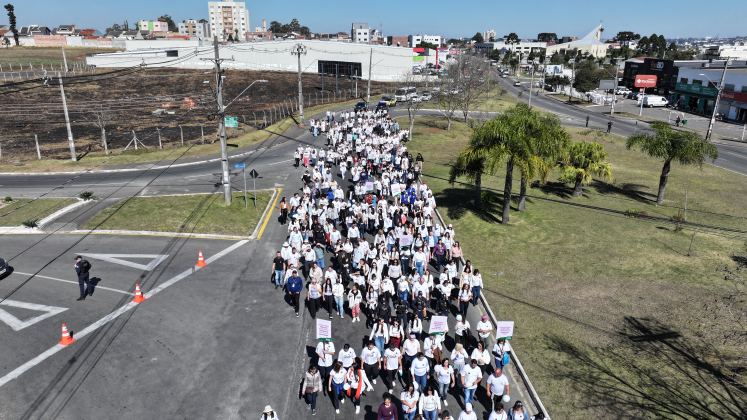 Caminhada contra o feminicídio reúne centenas de pessoas pelas ruas de Pinhais
