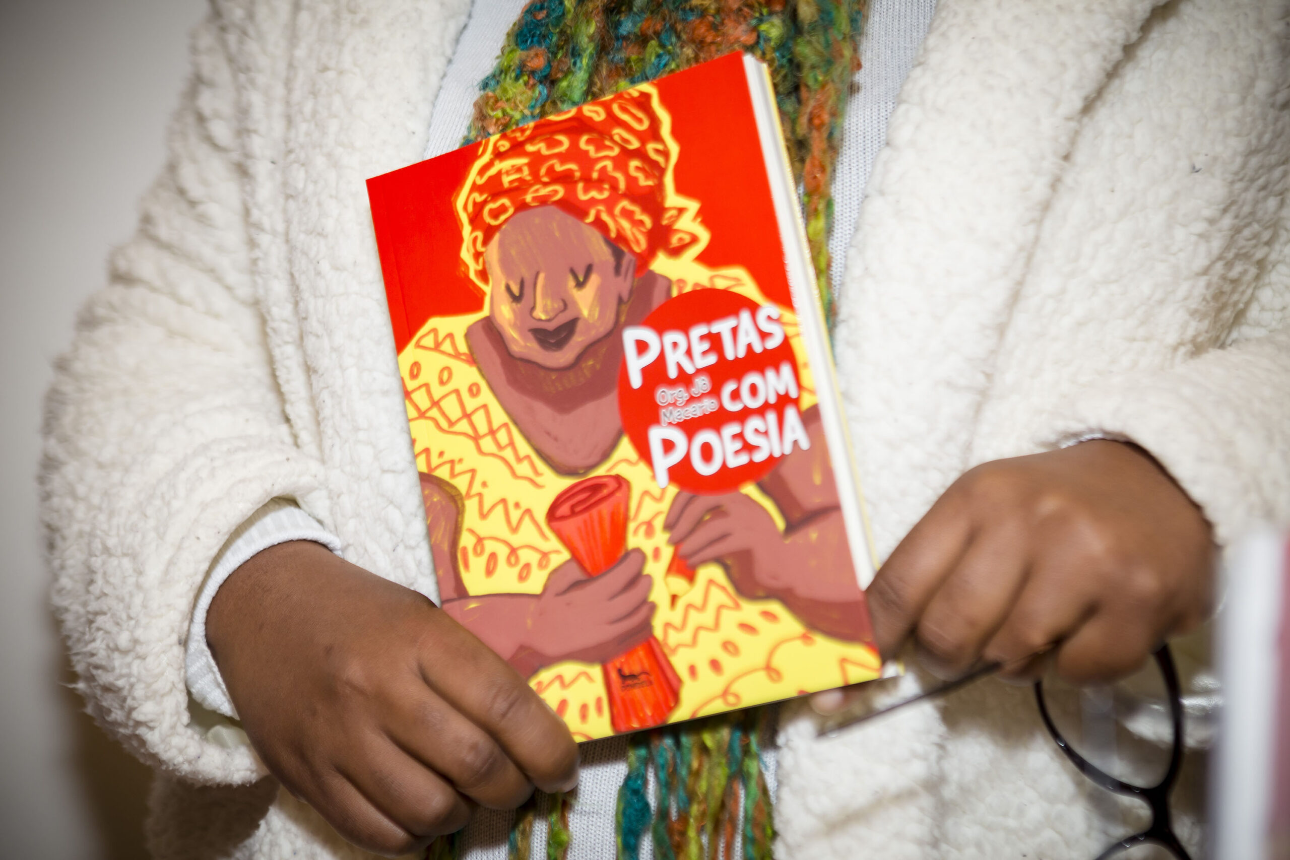 Biblioteca Pública recebe lançamento de coletânea de literatura negra nesta quinta