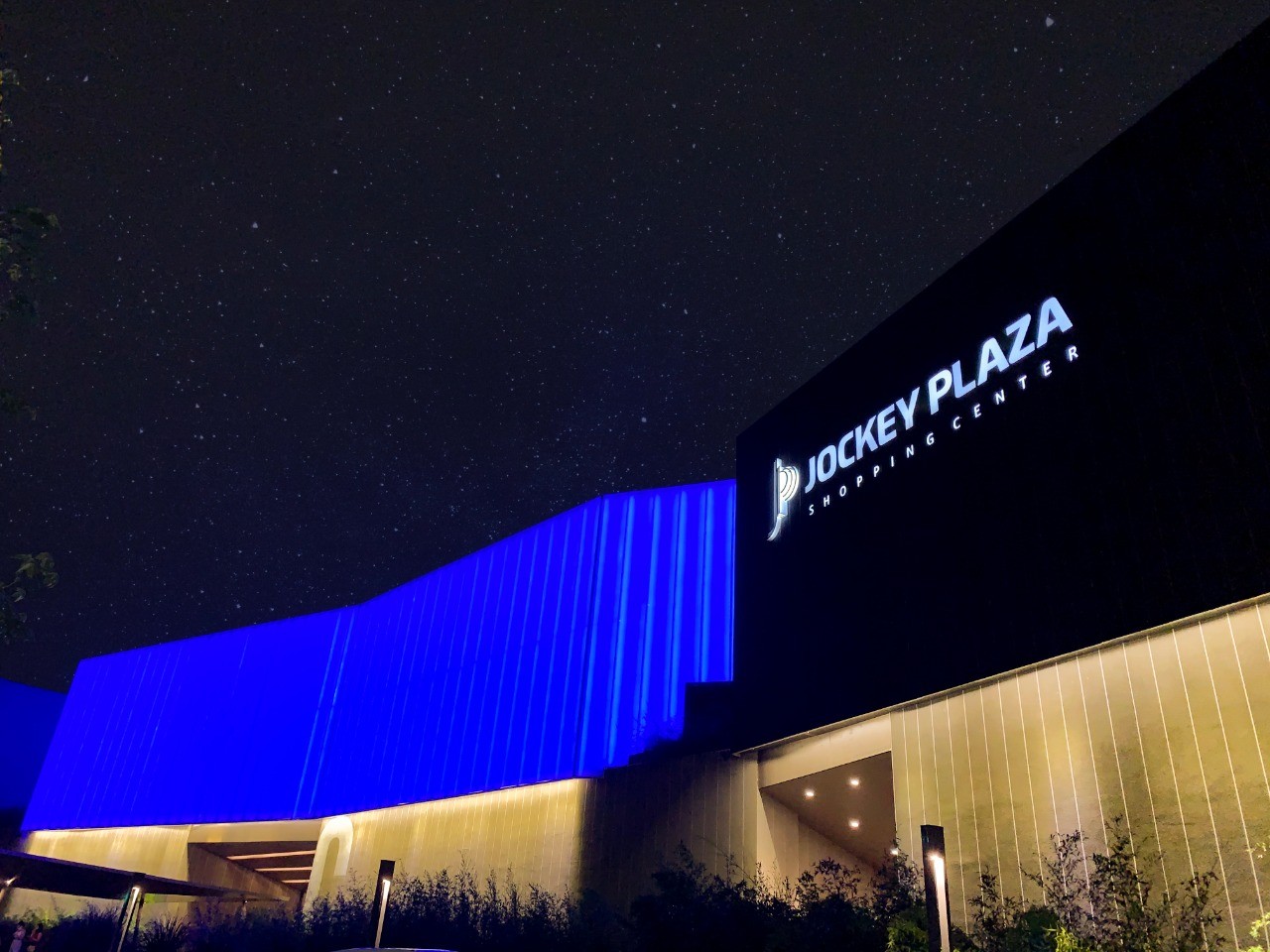 Jockey Plaza Shopping colore sua fachada em prol do Dia Mundial do Enfrentamento ao Tráfico de Pessoas