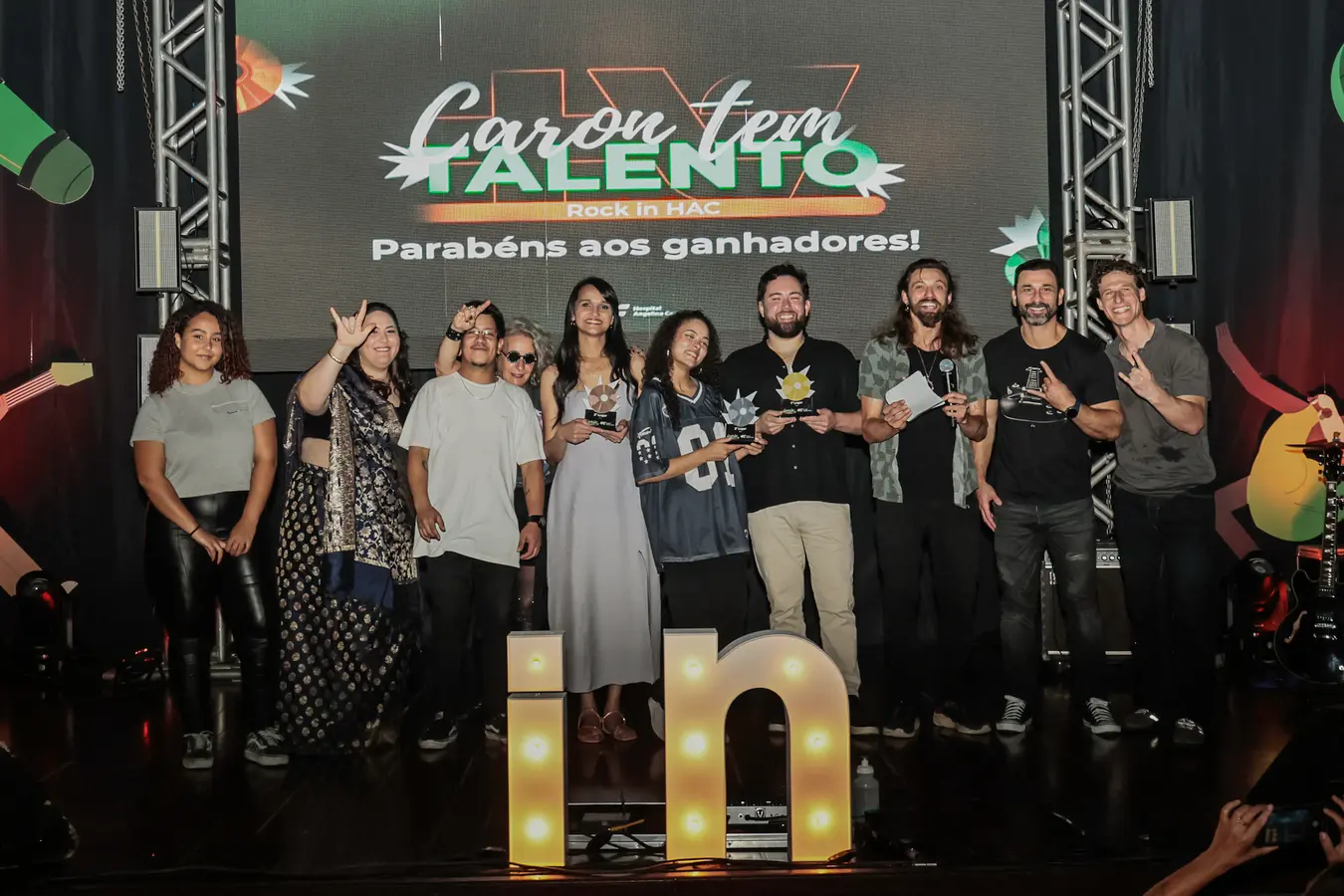 Hospital Angelina Caron promove noite de talentos em clima havaiano e celebra a diversidade artística de seus profissionais