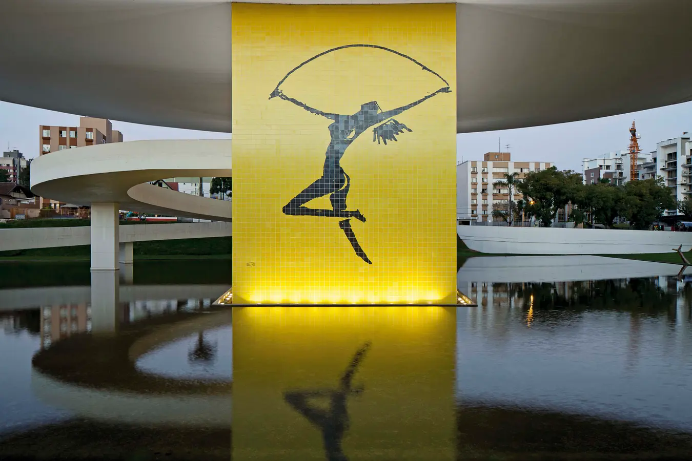 MON fará visitas guiadas pelas exposições nas quatro sextas-feiras de setembro