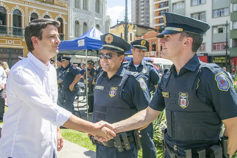 Prefeito autoriza transição de carreira para guardas municipais de Curitiba