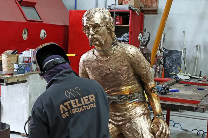 Prefeito inaugura em Curitiba escultura de Leminski no dia do aniversário do escritor