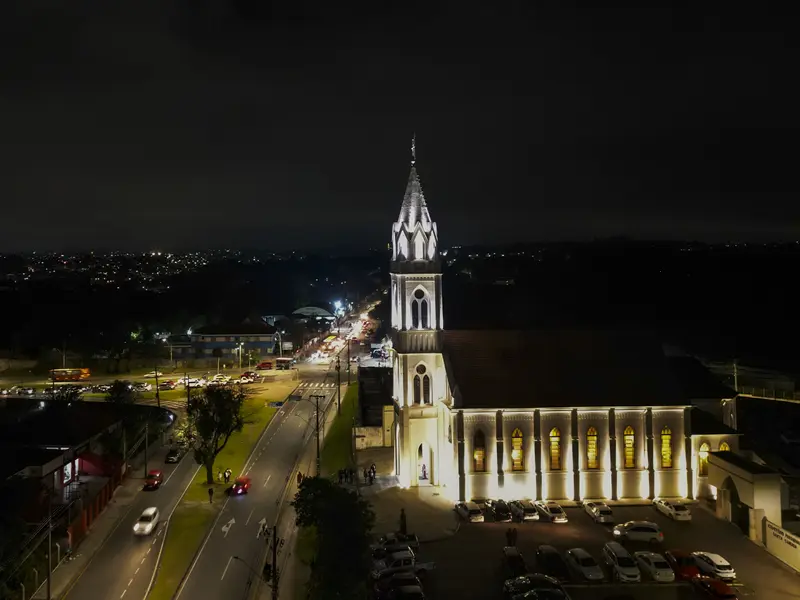 Sob a lua, população prestigia a estreia da iluminação cênica da Paróquia Santa Cândida