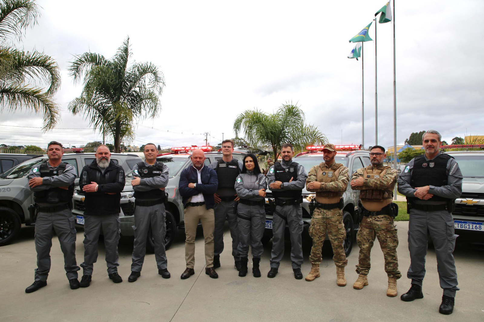 Governo entrega 17 novas viaturas para reforçar atuação das polícias Científica e Penal