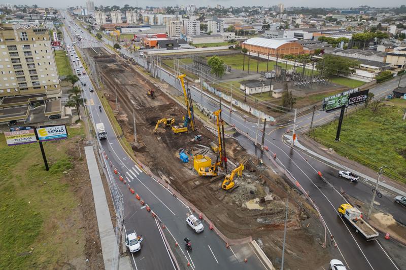 Avanço na construção do viaduto Curitiba-Pinhais muda o trânsito na região