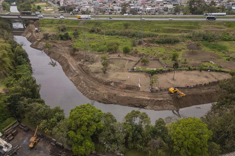 Com a proximidade das chuvas de verão, Prefeitura de Curitiba intensifica limpeza de rios