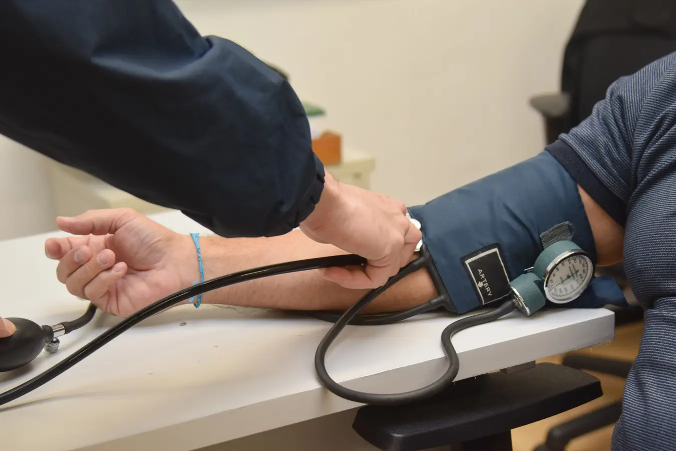 Com nova classificação da pressão 12 por 8, Paraná reforça rede de diagnóstico