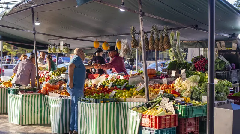 Domingo é dia de comprar hortifrútis e muito mais nas feiras de Curitiba