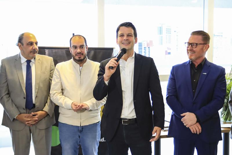 Eduardo Pimentel prestigia entrega de empreendimento imobiliário no Centro
