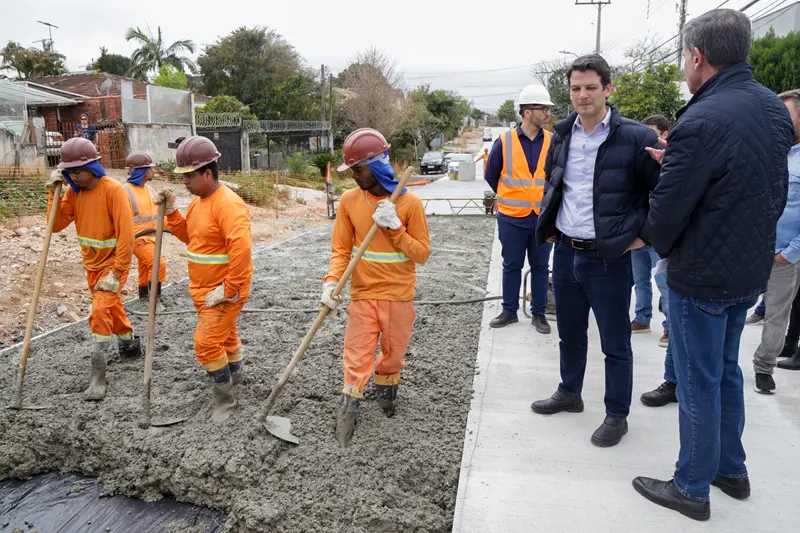 Eduardo Pimentel vistoria obras que constroem a Curitiba do futuro