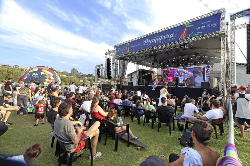 Festival Primavera Curitiba chega ao 2º fim de semana com shows em parques e na Rua XV