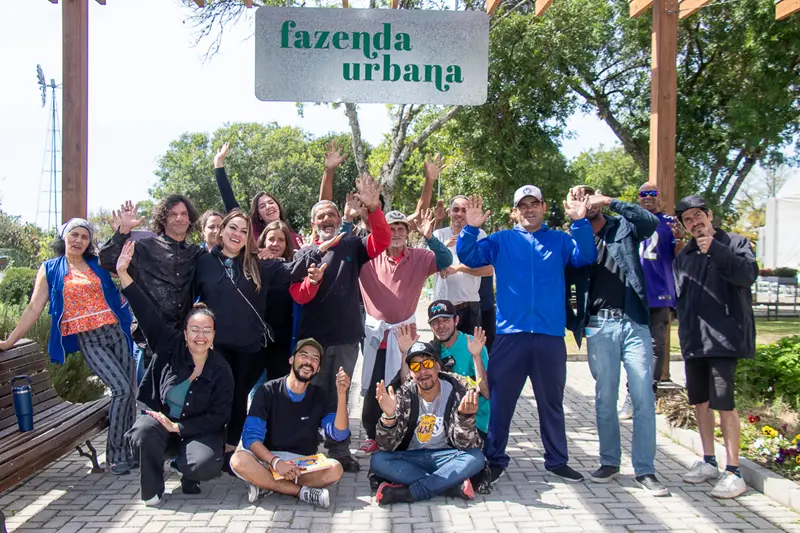 Homens acolhidos pela FAS participam de curso de plantio em vasos na Fazenda Urbana