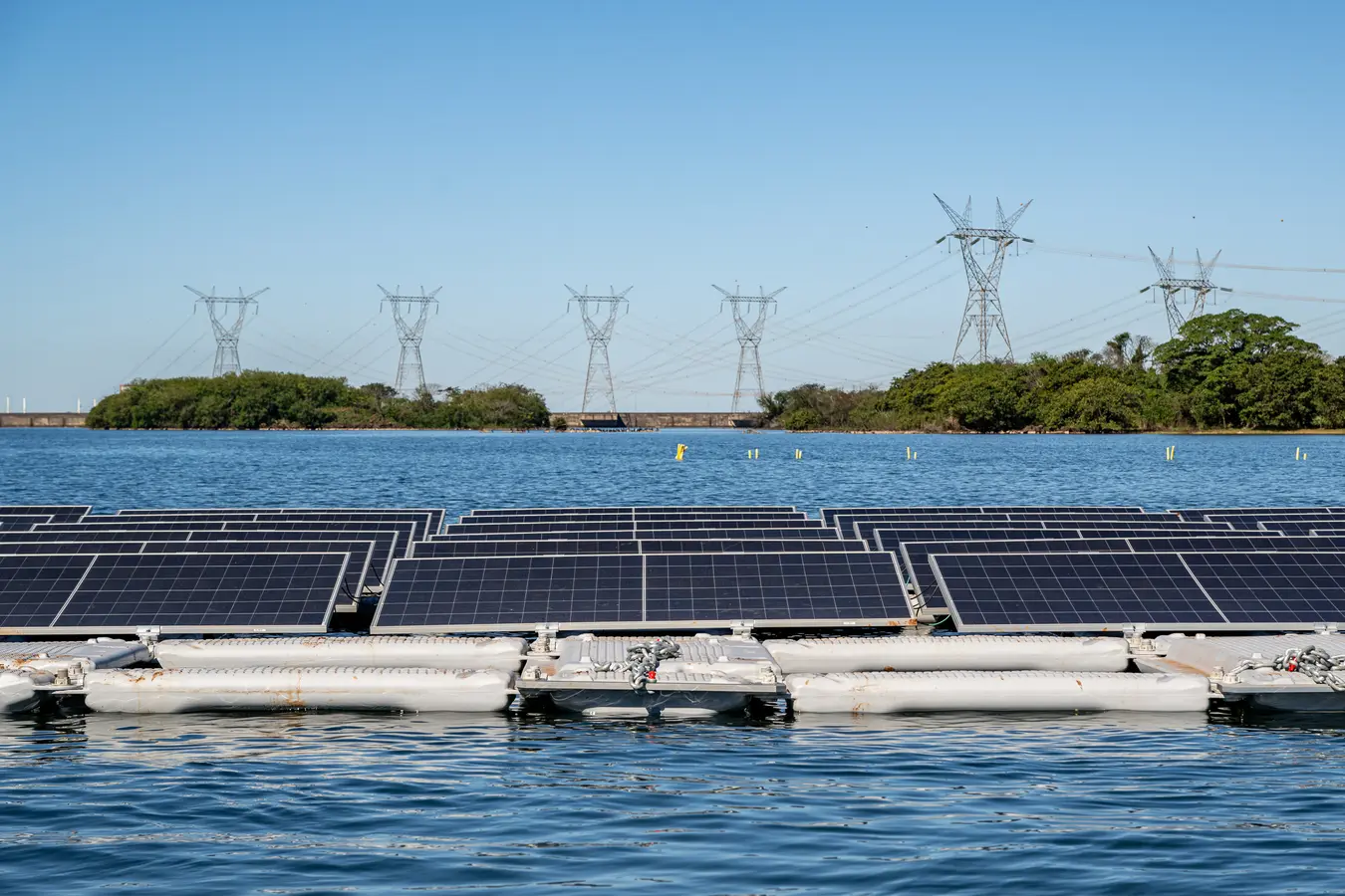Itaipu inicia montagem da usina solar flutuante no reservatório