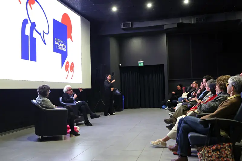 “Leiam os clássicos e não se apressem”, diz Milton Hatoum a jovens escritores curitibanos