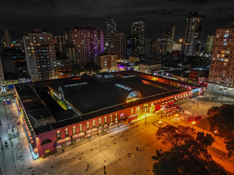 Luzes e sombras dão destaque à arquitetura da Rua da Cidadania Matriz