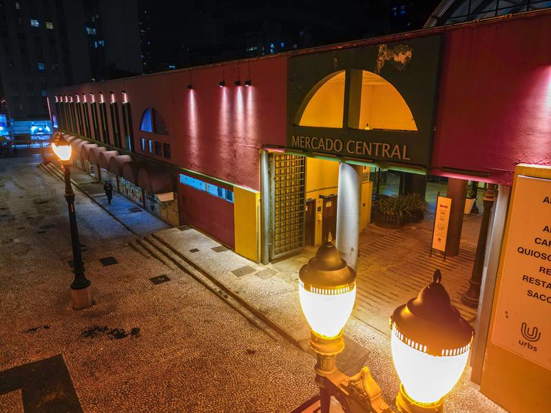 Luzes e sombras dão destaque à arquitetura da Rua da Cidadania Matriz