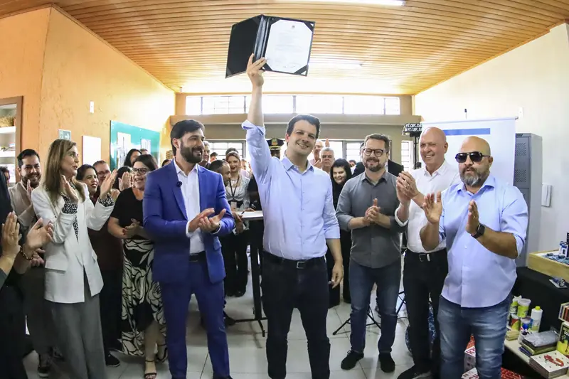 Prefeito autoriza R$ 48 milhões em obras e entrega novos equipamentos para escolas de Curitiba