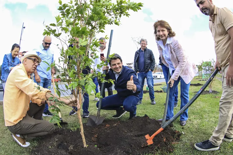 Prefeito Eduardo Pimentel planta a árvore número 125 mil e bate a meta do ano em 9 meses