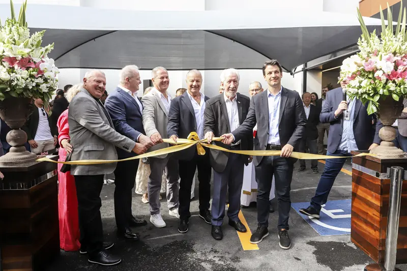 Prefeito Eduardo Pimentel prestigiou abertura de novo supermercado em imóvel histórico preservado