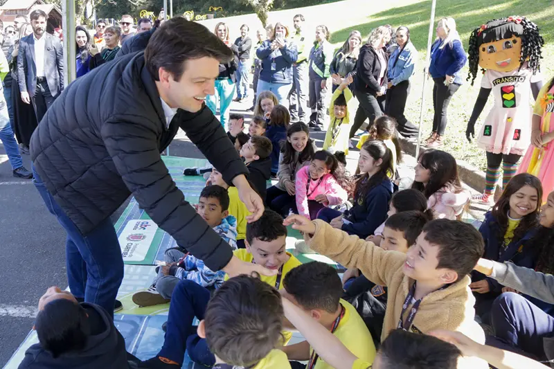 Prefeito lança campanha educativa para pedestres e reabre minicidade da Escola de Trânsito