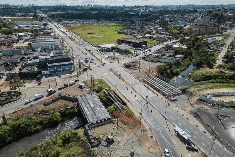 Prefeitura de Curitiba conclui posicionamento de vigas de pontes sobre o Rio Atuba