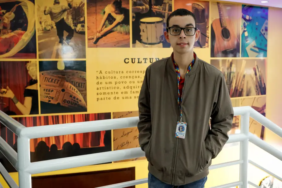 Primeiro estagiário autista no Centro Cultural de Pinhais celebra oportunidade