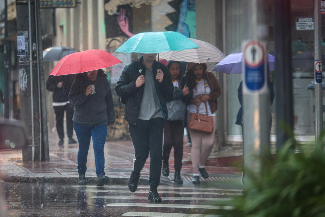 Rajadas de vento e muita chuva: última frente fria do inverno impactou o Paraná