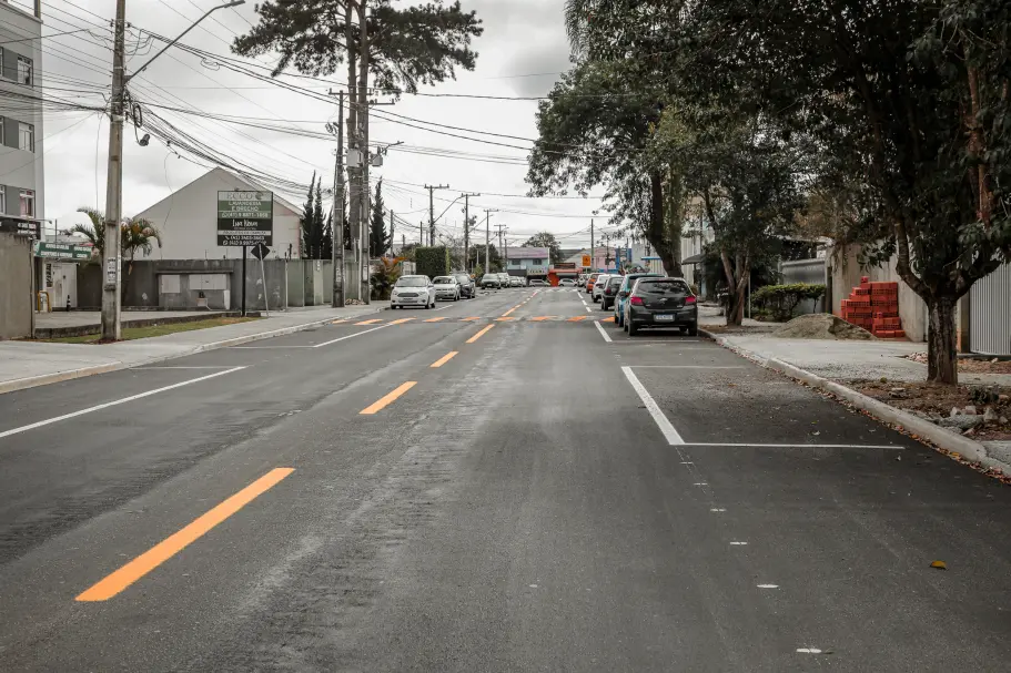 Rua Rio Piraquara em Pinhais ganha calçadas acessíveis, asfalto novo e vagas de estacionamento