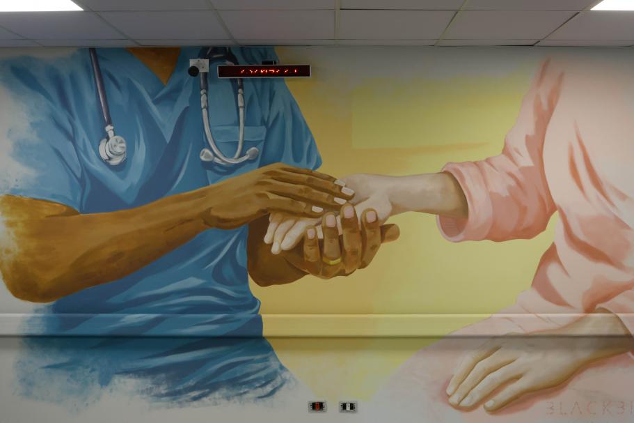 A arte como bem-estar: muralismo compõe ambientes do Hospital e Maternidade Municipal Papa Francisco