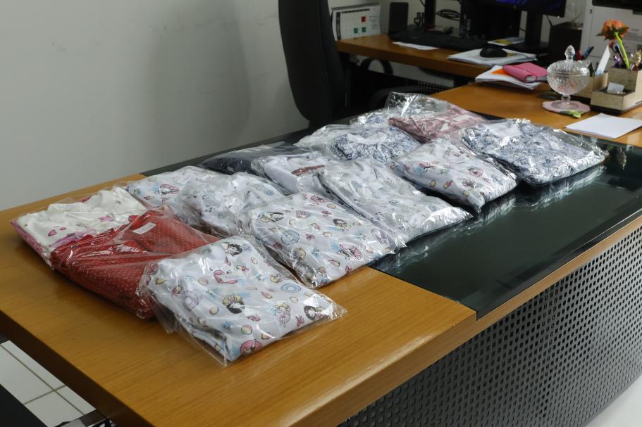 Amigas se reúnem para costurar e doar pijamas para crianças de Pinhais