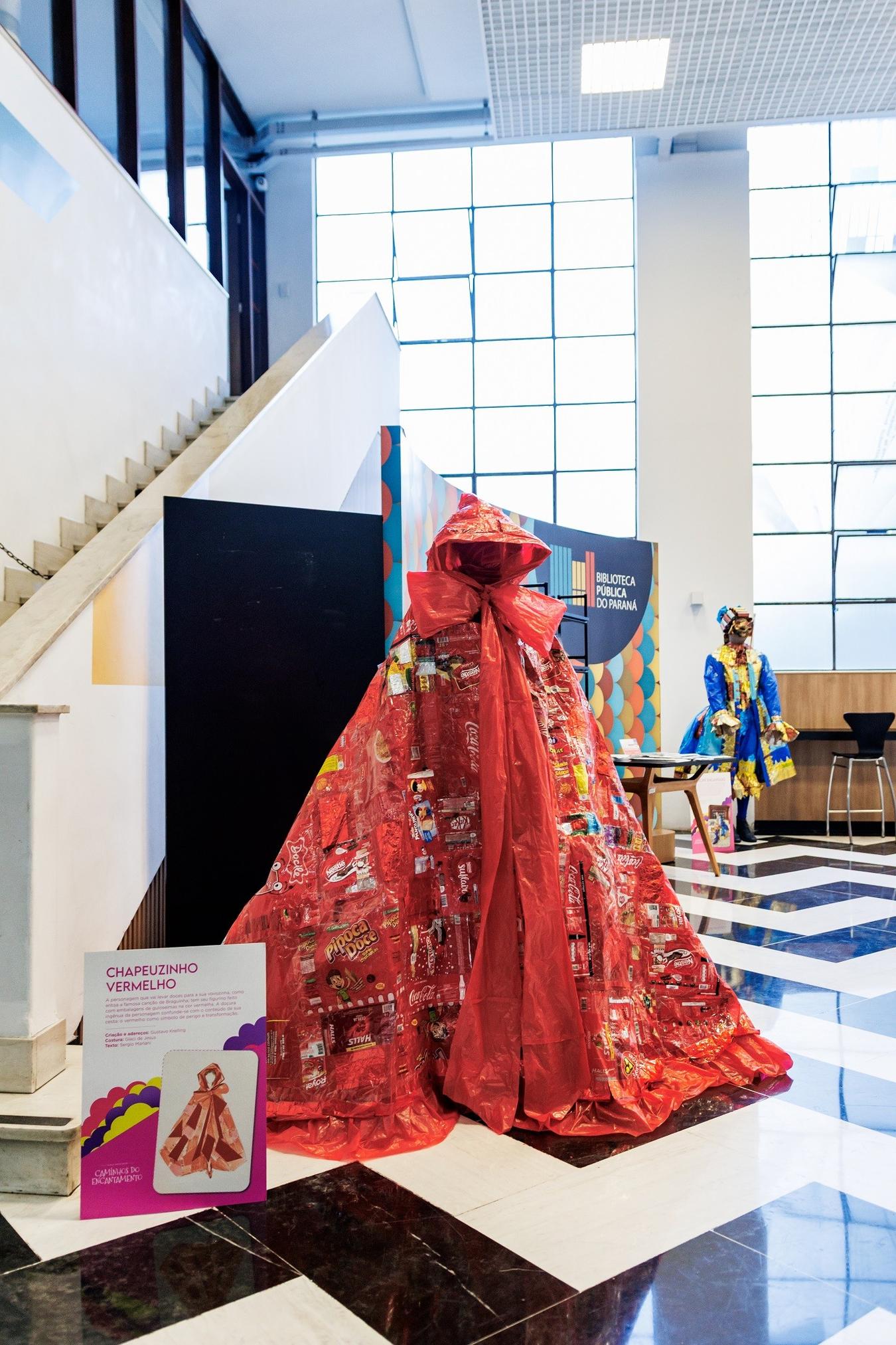 Exposição em Curitiba surpreende com figurinos criados com materiais reciclados