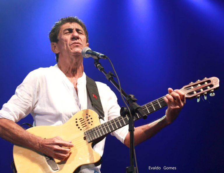 Fagner celebra 50 anos de carreira com show no Guairão neste sábado
