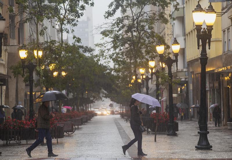 Fiel ao céu cinzento, Curitiba registrou chuva em 40% dos dias deste ano