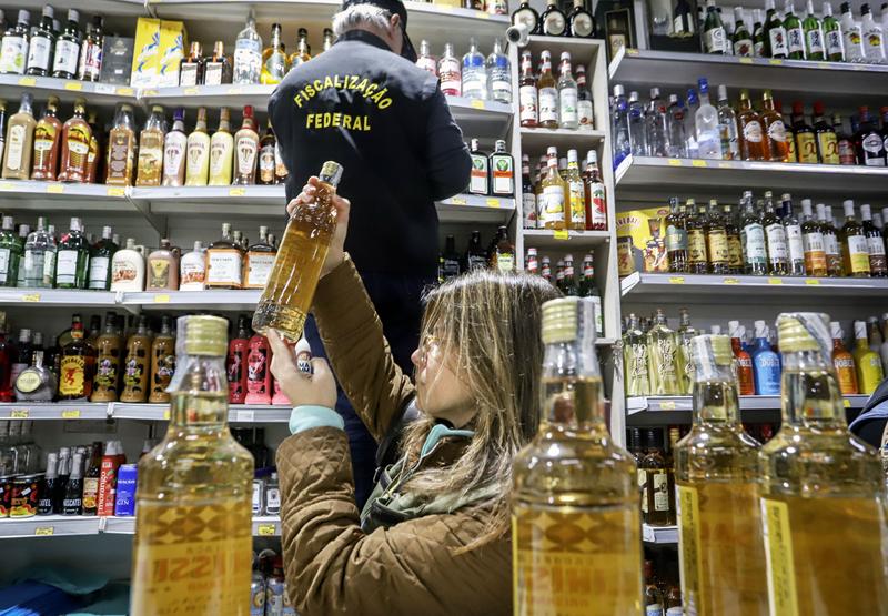 Fiscalização identifica bebidas com indícios de falsificação e alteração nos conteúdos