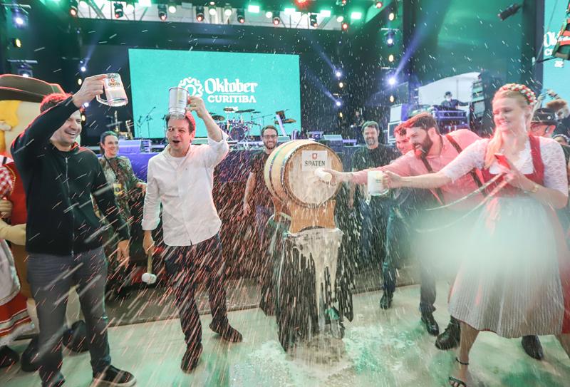 Música, dança, brincadeiras, gastronomia e empolgação dão o tom da terceira edição da Oktober Curitiba