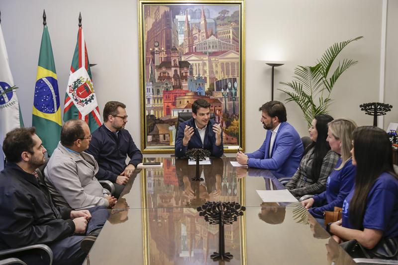 Prefeito Eduardo Pimentel anuncia instalação de ar-condicionado nas escolas de Curitiba