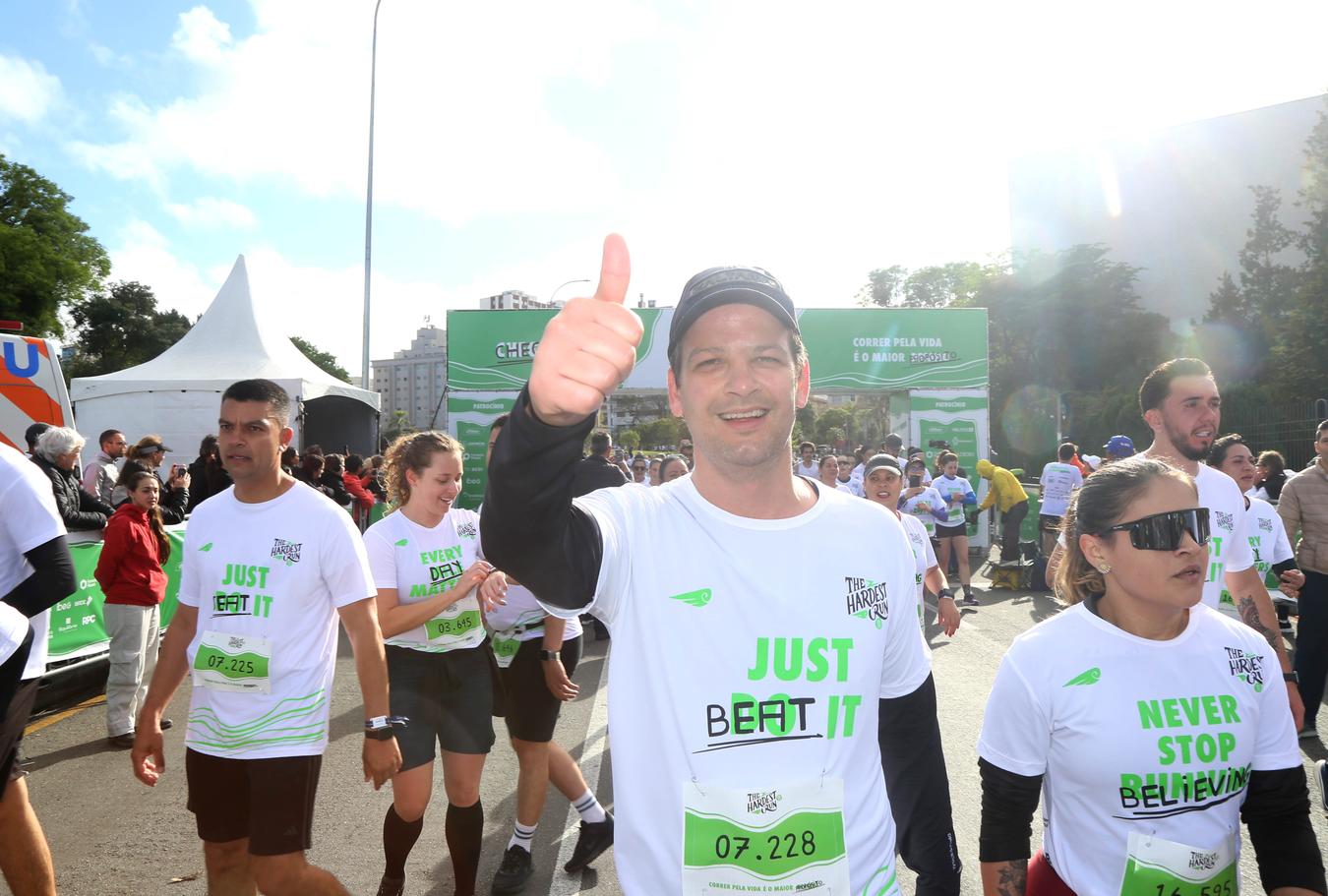 Prefeito Eduardo Pimentel se une aos participantes da The Hardest Run para correr pelo bem