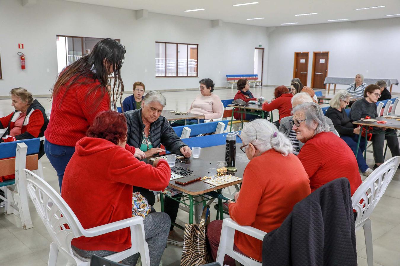 Ratinho Junior assina decreto que institui bolsa para cuidadores de pessoas idosas