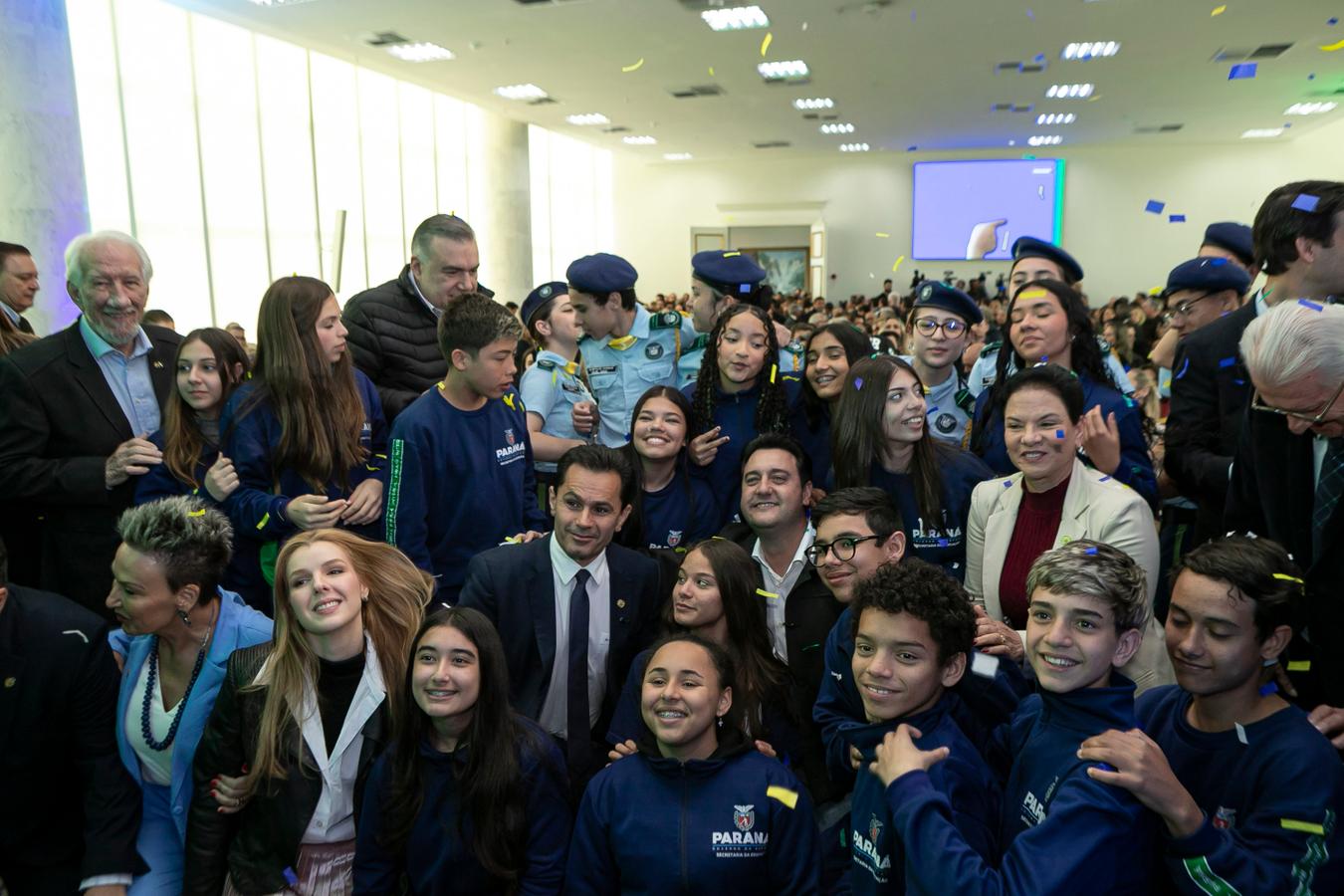Telas interativas e chromebooks: governador entrega R$ 33,3 milhões em tecnologia a escolas
