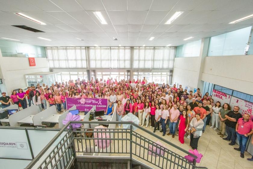 Tradicional foto rosa colore o saguão da Prefeitura de Piraquara em prol da saúde da mulher