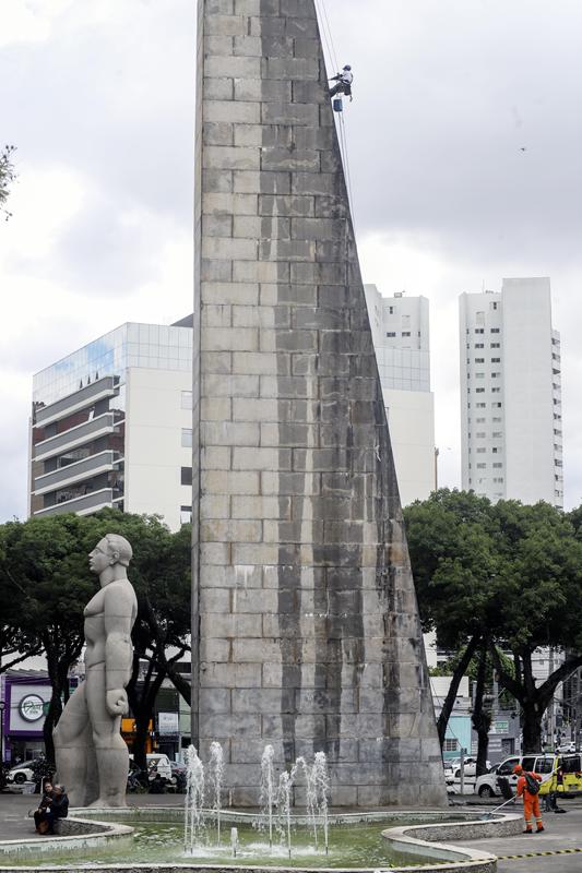 Alpinistas urbanos fazem a limpeza do obelisco da Praça 19 de Dezembro